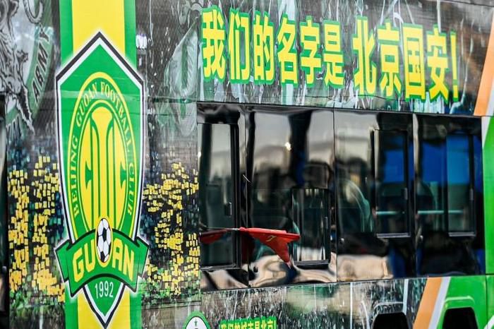 奥斯梅恩因那不勒斯在社交媒体上发布对他不利的视频，本赛季一度和该俱乐部关系紧张，据悉他本人对转会切尔西持开放态度。