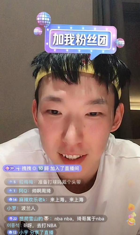 三个人均黑衣上身，表情炫酷严肃，看上去，好像是组队出道了一般